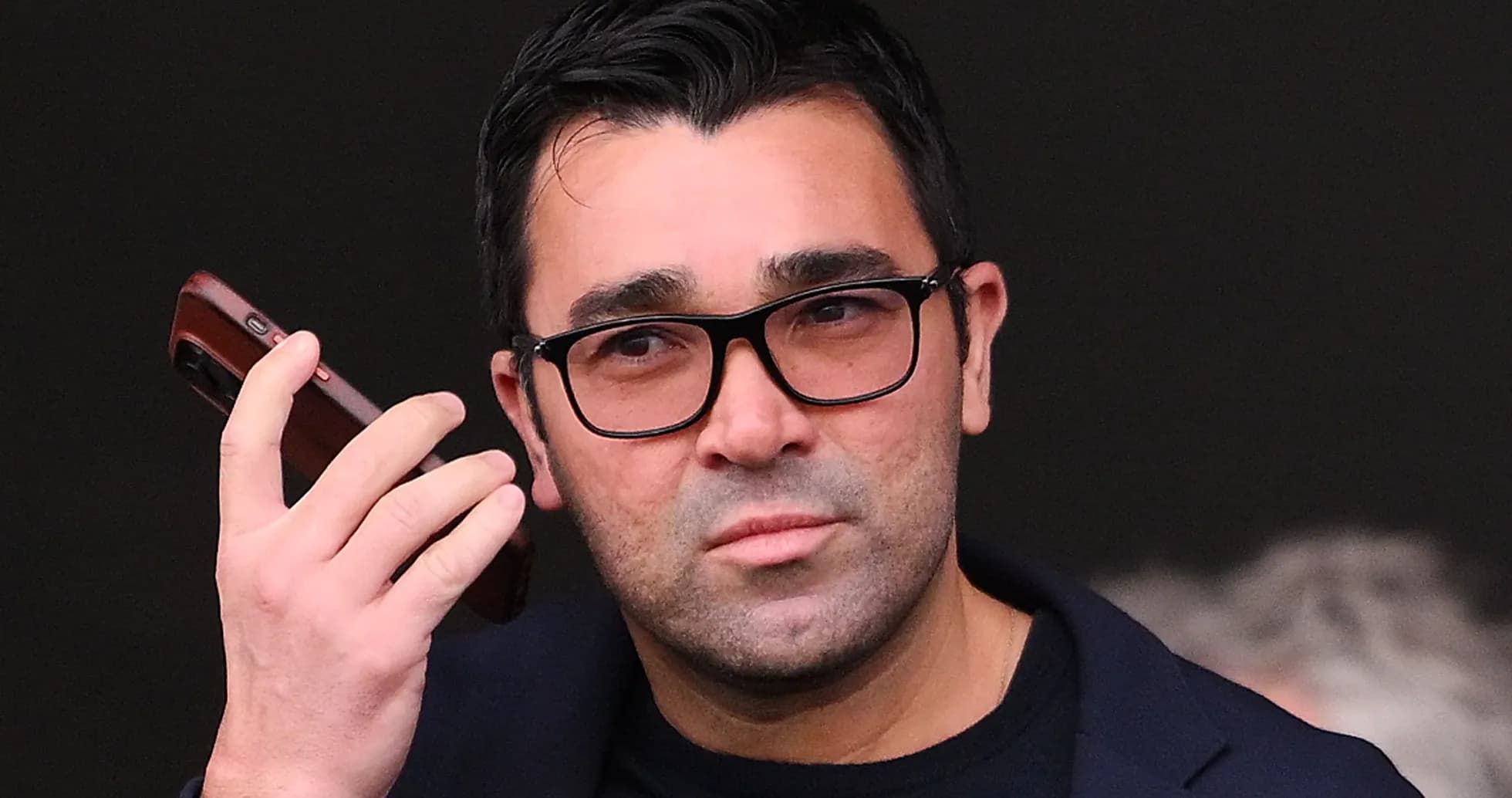 Homme au téléphone avec lunettes, regard pensif Homme au téléphone avec lunettes, regard pensif