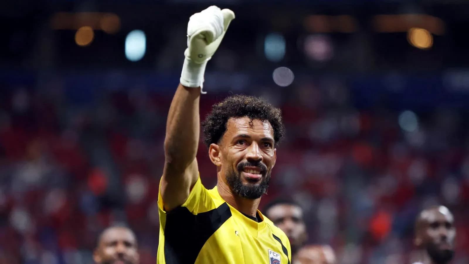 Gardien de but levant le poing après le match Gardien de but levant le poing après le match