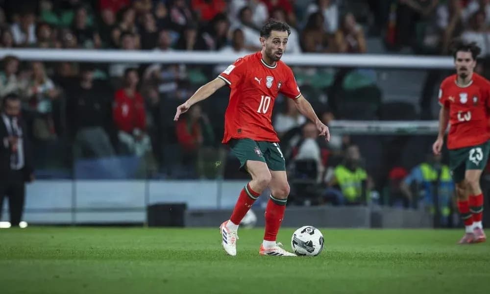 Joueur du Portugal dribblant le ballon sur le terrain Joueur du Portugal dribblant le ballon sur le terrain