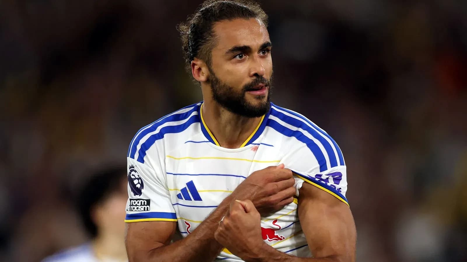 Joueur célébrant avec le maillot de son équipe Joueur célébrant avec le maillot de son équipe