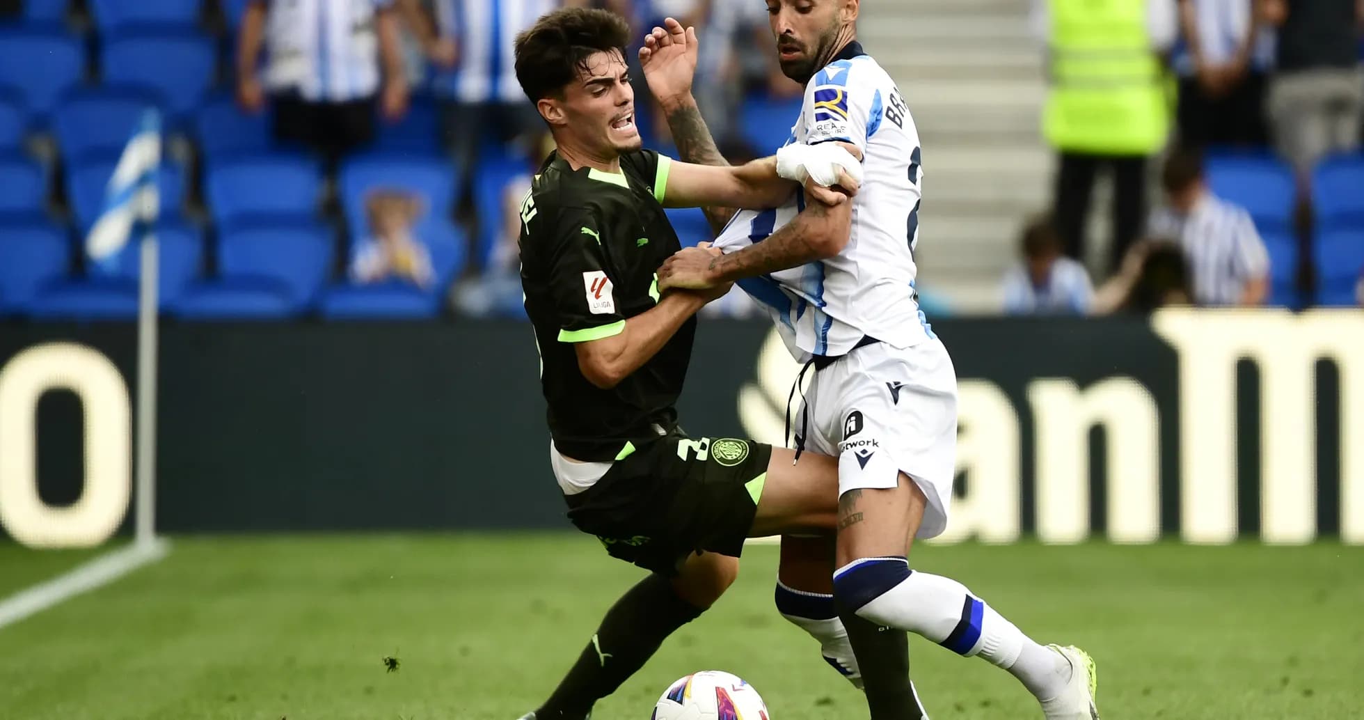 Deux joueurs s'affrontant lors du match Deux joueurs s'affrontant lors du match