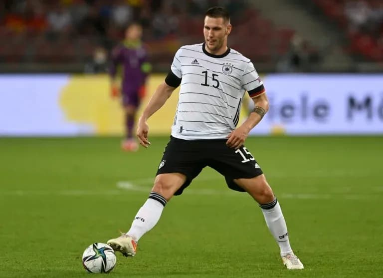 Joueur de l'équipe d'Allemagne contrôlant le ballon Joueur de l'équipe d'Allemagne contrôlant le ballon