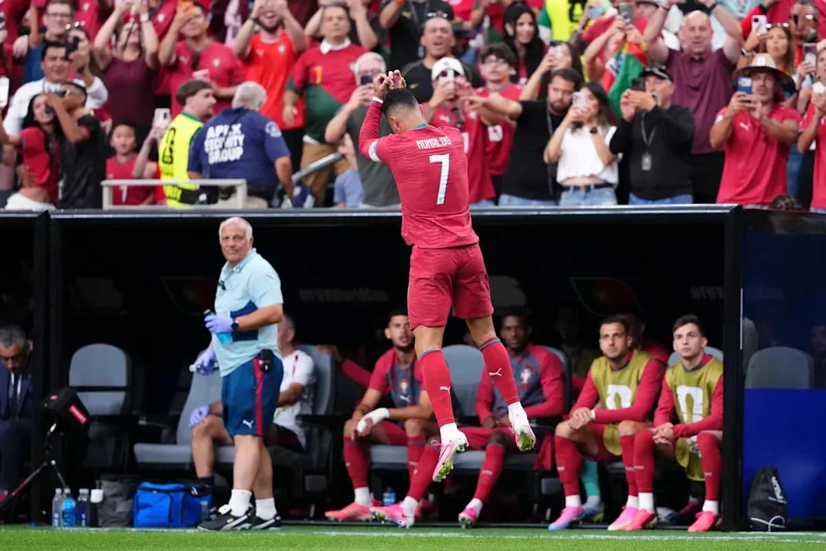 Joueur célébrant devant des supporters enthousiastes Joueur célébrant devant des supporters enthousiastes
