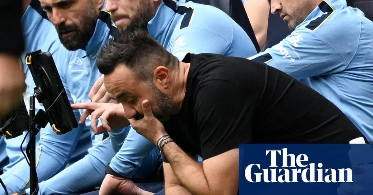 Entraîneur préoccupé sur le banc pendant un match Entraîneur préoccupé sur le banc pendant un match