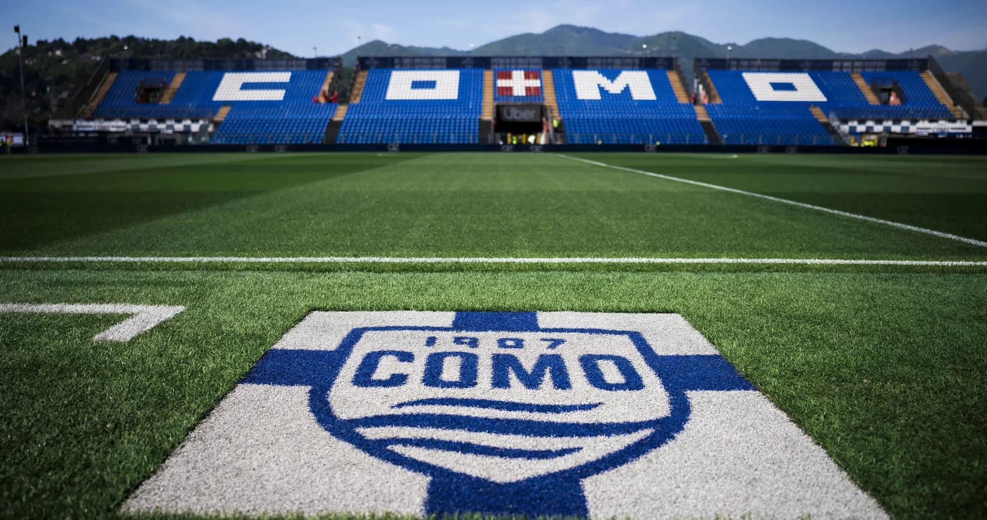 Logo de Como sur le terrain de football Logo de Como sur le terrain de football