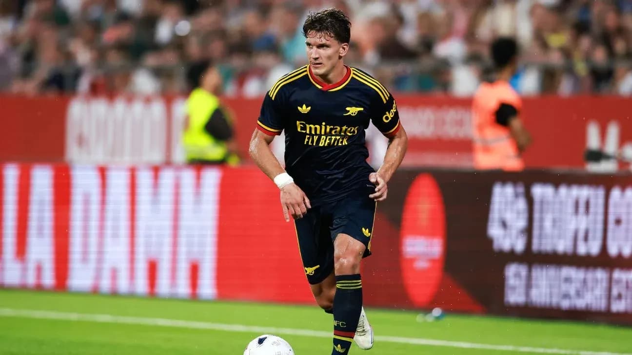 Joueur d'Arsenal dribblant avec le ballon sur le terrain Joueur d'Arsenal dribblant avec le ballon sur le terrain