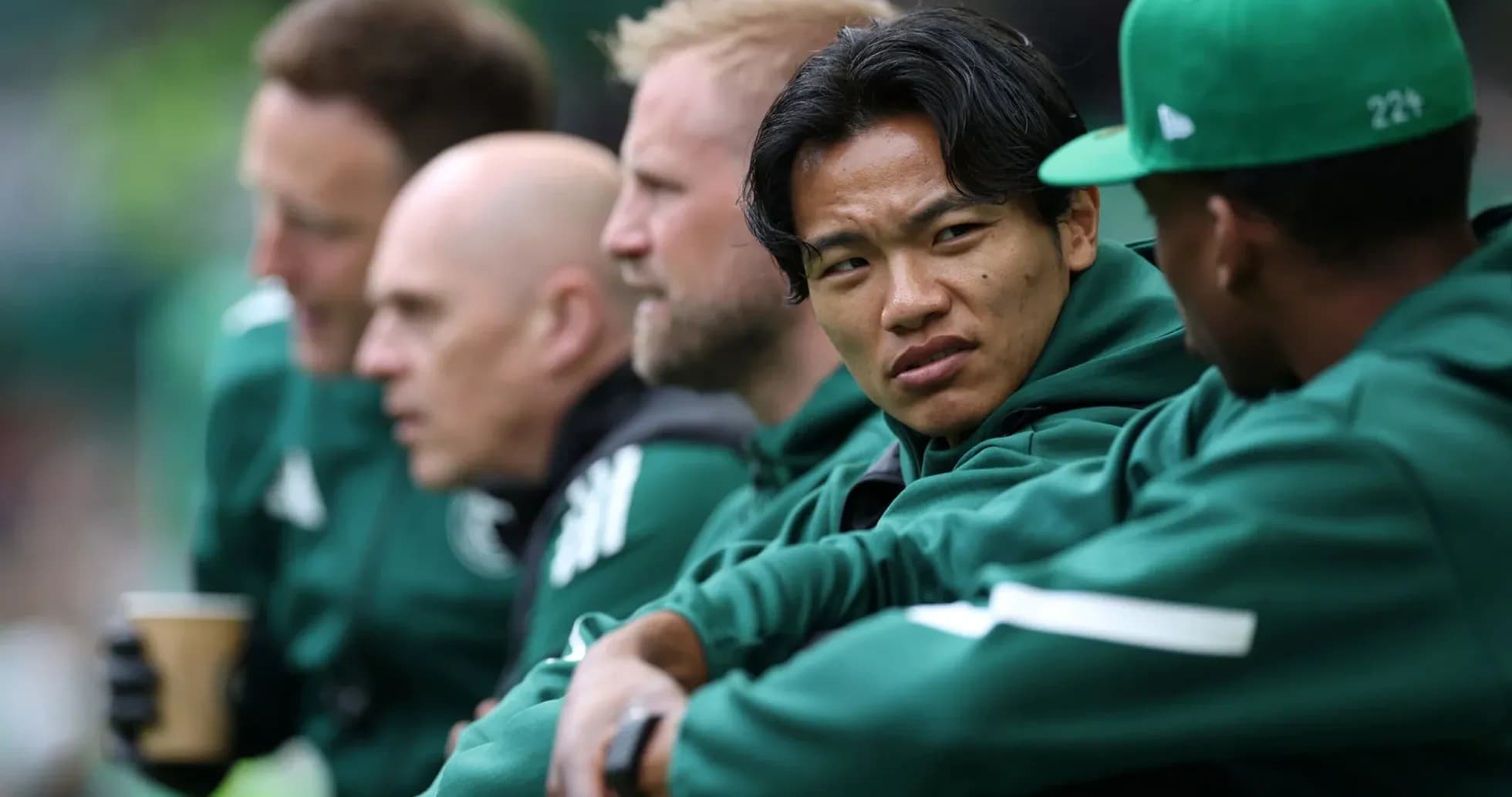 Joueurs discutant sur le banc de touche Joueurs discutant sur le banc de touche