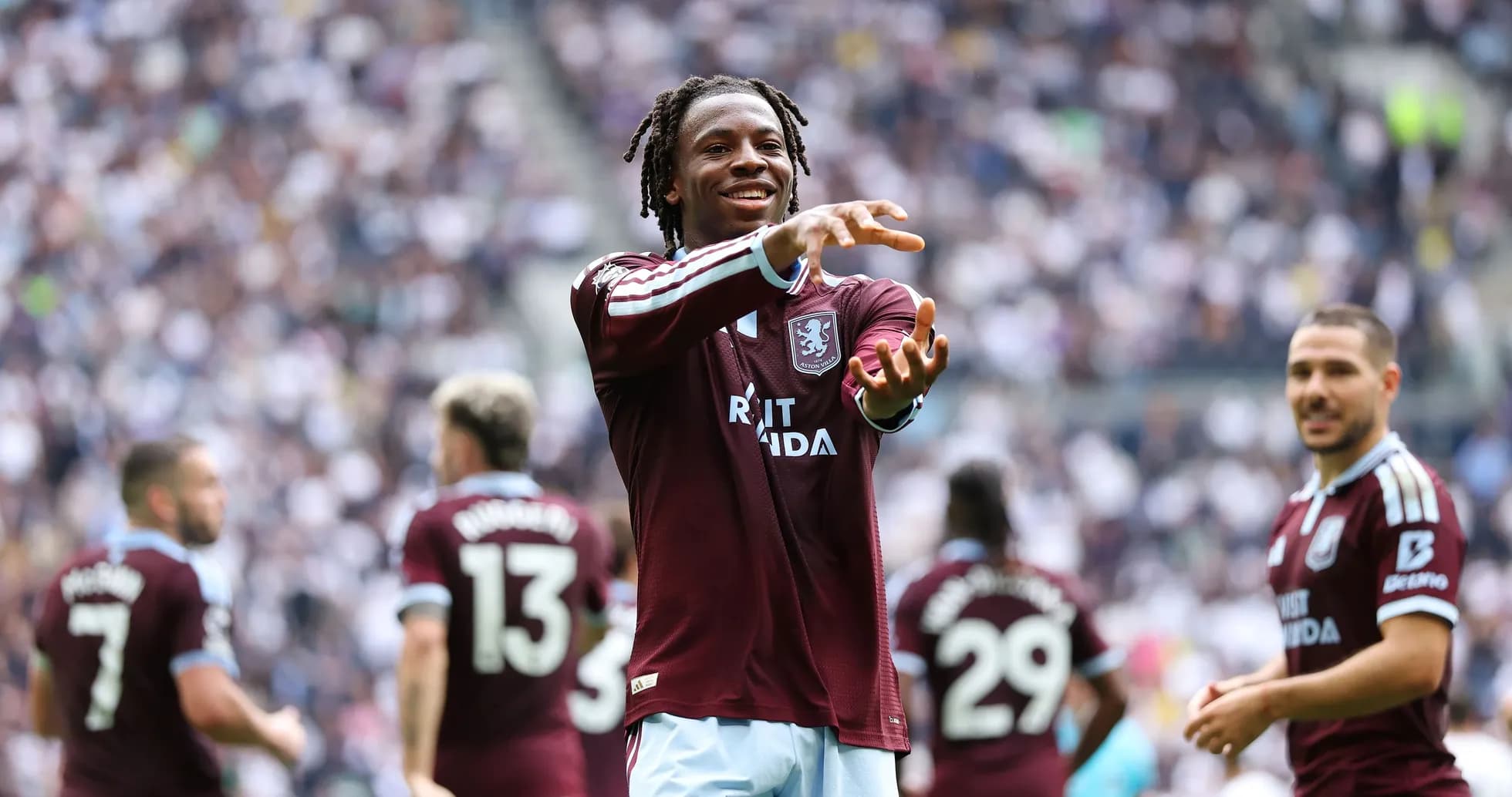 Joueur d'Aston Villa célébrant avec coéquipiers en arrière-plan Joueur d'Aston Villa célébrant avec coéquipiers en arrière-plan