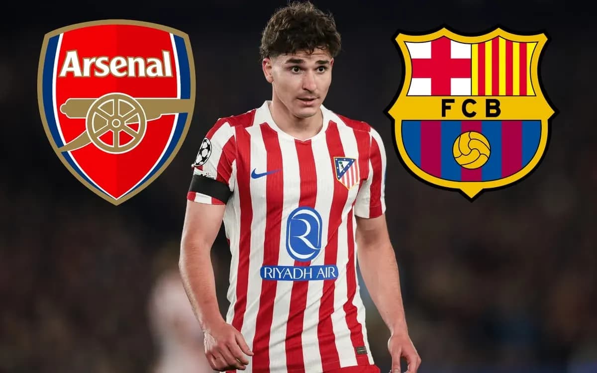 Joueur d'Atlético Madrid avec logos d'Arsenal et Barcelone Joueur d'Atlético Madrid avec logos d'Arsenal et Barcelone