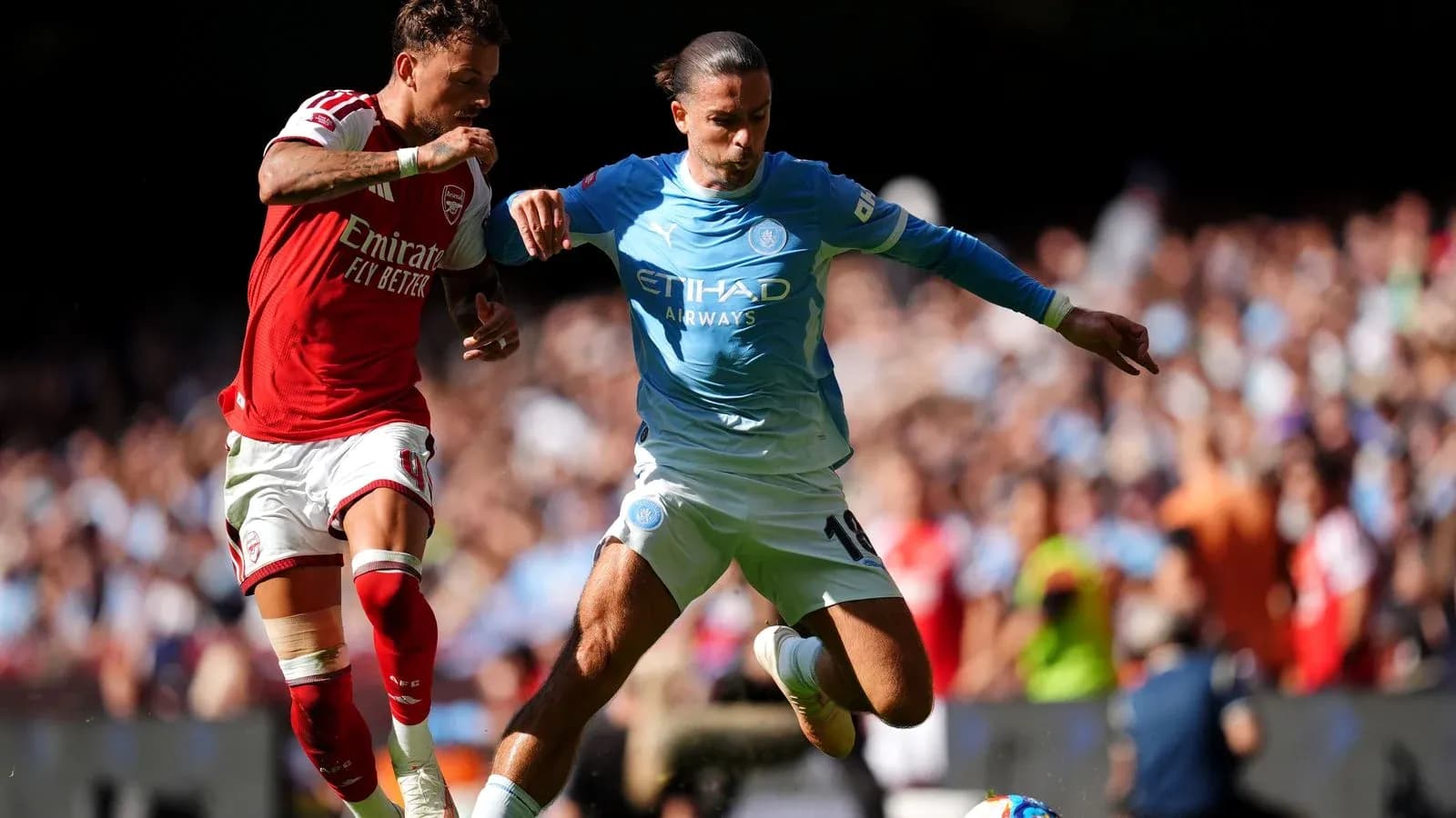 Joueurs d'Arsenal et Manchester City en action Joueurs d'Arsenal et Manchester City en action