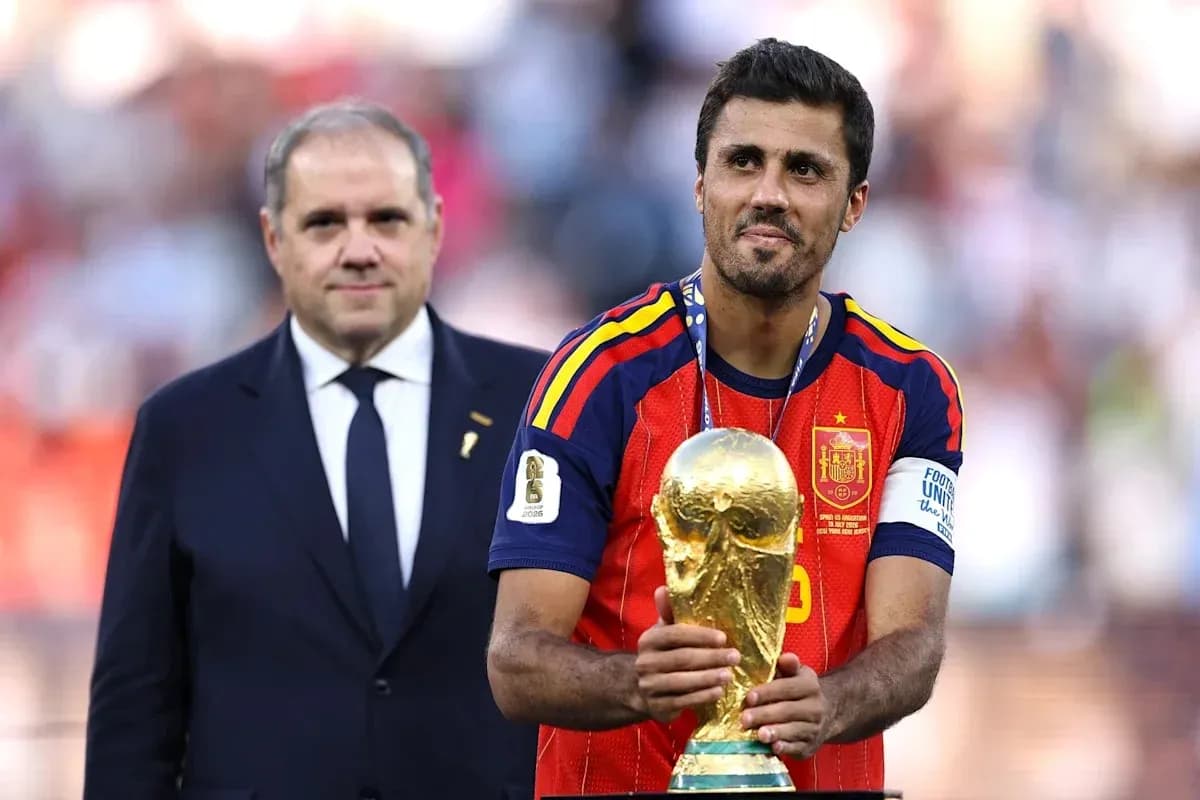 Joueur espagnol tenant la Coupe du Monde sur le podium Joueur espagnol tenant la Coupe du Monde sur le podium