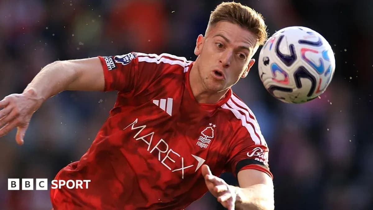 Joueur de Nottingham Forest contrôlant le ballon en match Joueur de Nottingham Forest contrôlant le ballon en match