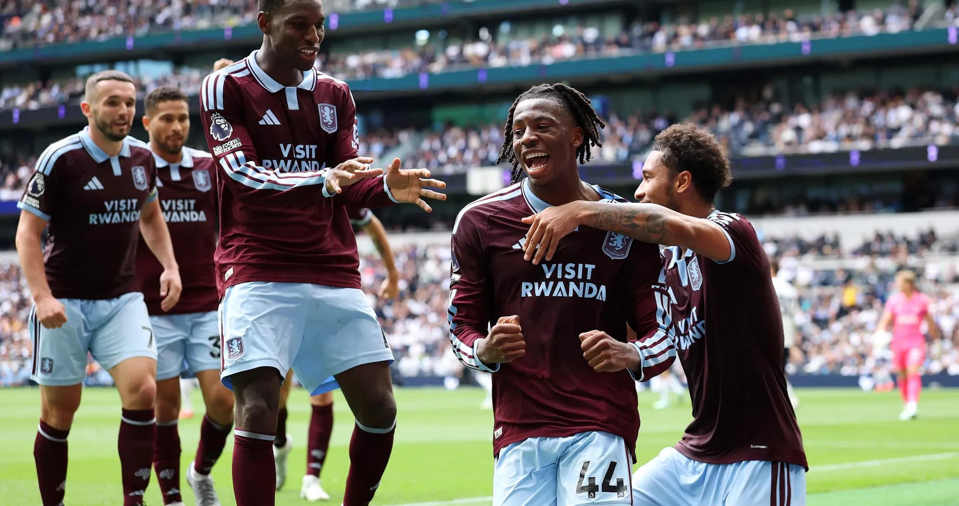 Joueurs d'Aston Villa célébrant un but Joueurs d'Aston Villa célébrant un but