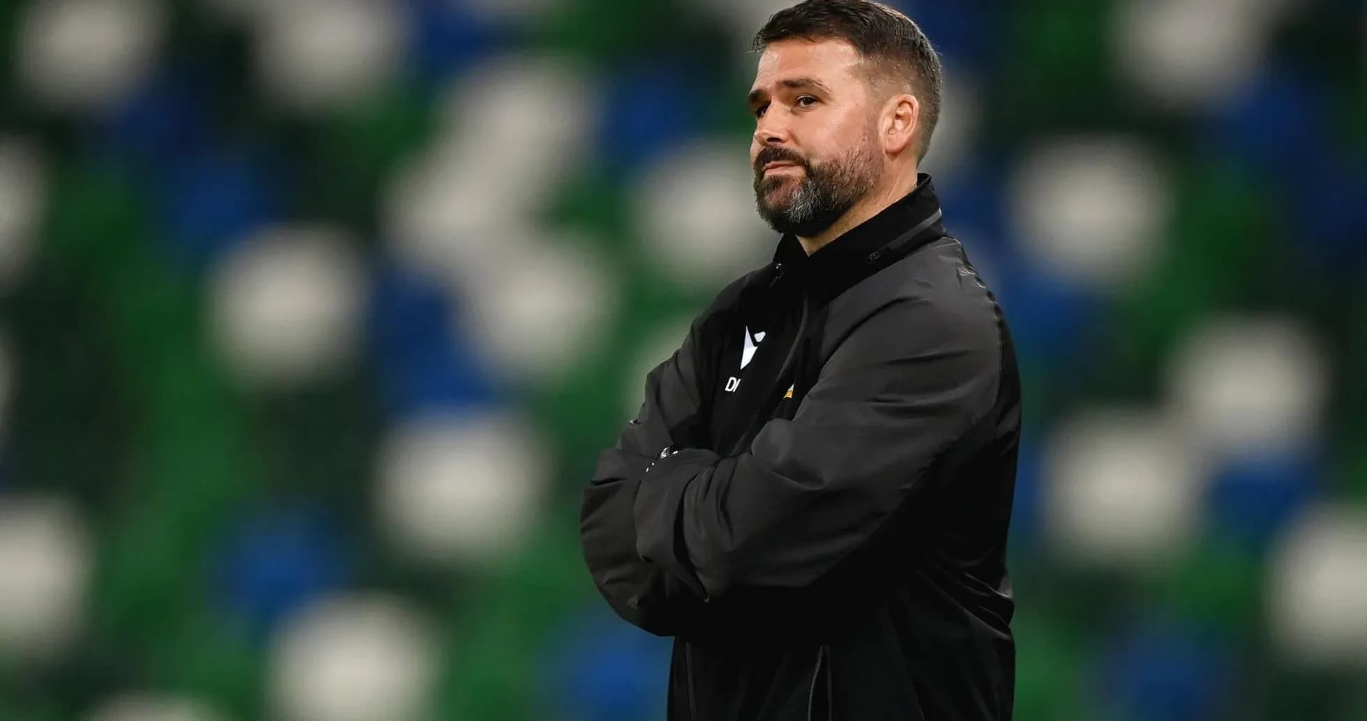 Entraîneur observant le match depuis la touche Entraîneur observant le match depuis la touche