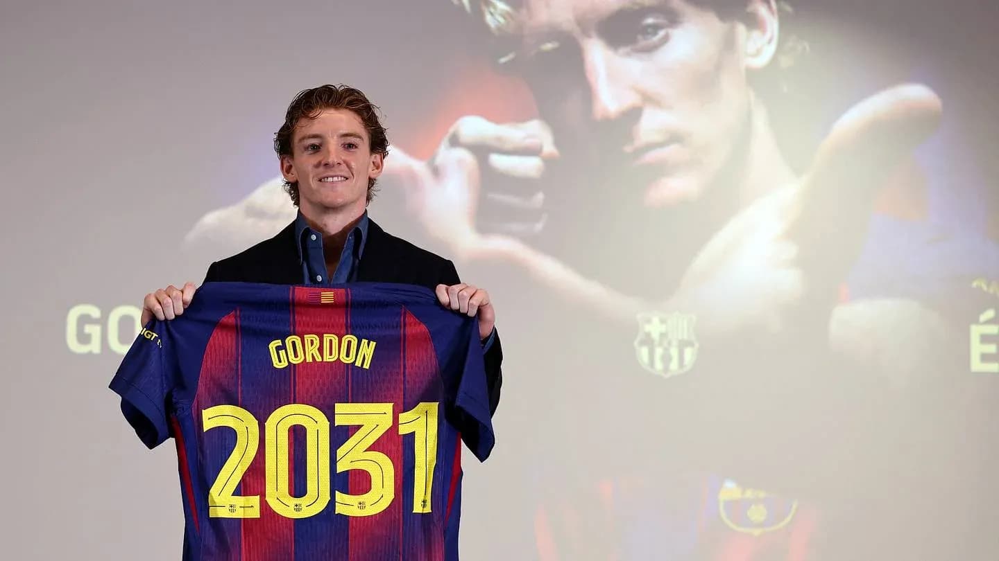 Joueur présentant le maillot du FC Barcelone 2031 Joueur présentant le maillot du FC Barcelone 2031