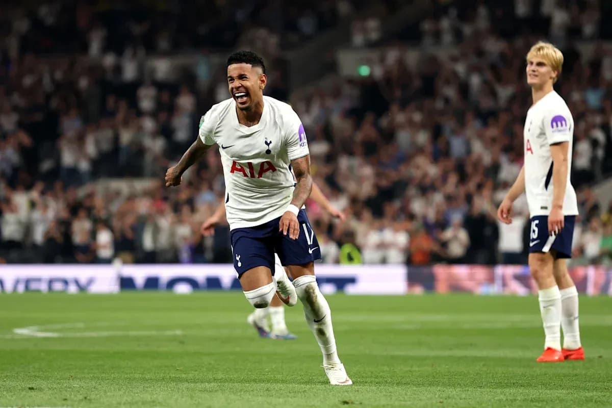 Joueur de Tottenham célébrant un but au stade Joueur de Tottenham célébrant un but au stade