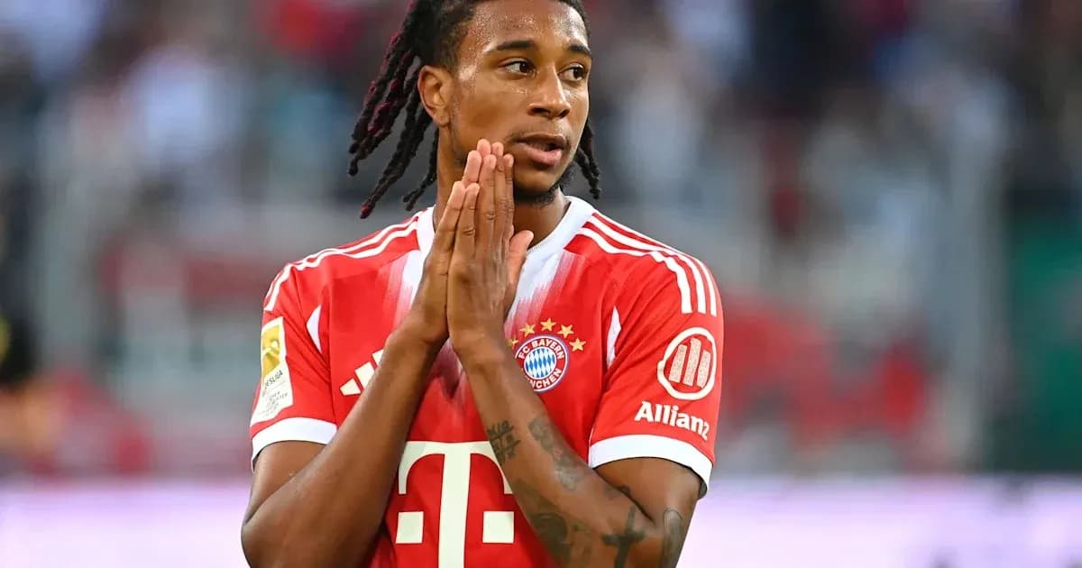 Joueur de Bayern Munich en tenue rouge sur le terrain Joueur de Bayern Munich en tenue rouge sur le terrain