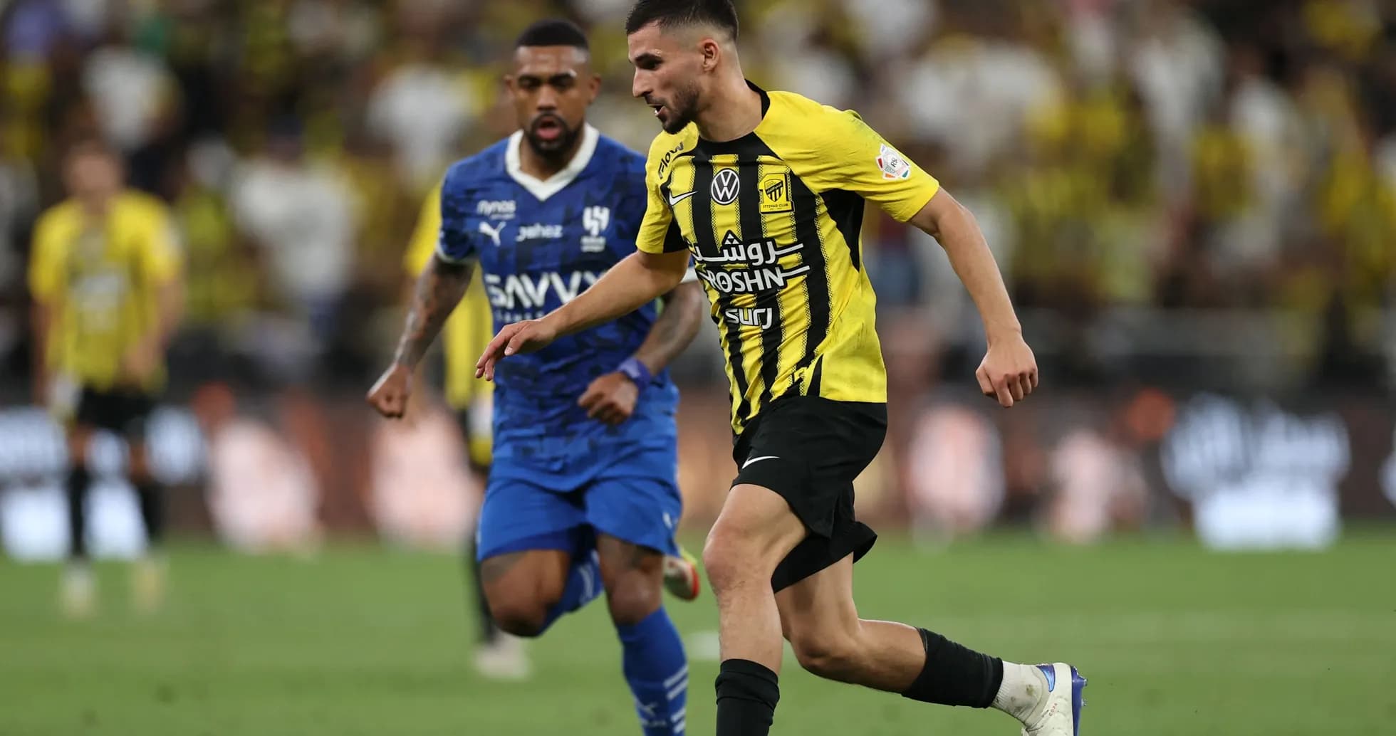 Joueur de l'Ittihad dribblant face à un adversaire Joueur de l'Ittihad dribblant face à un adversaire