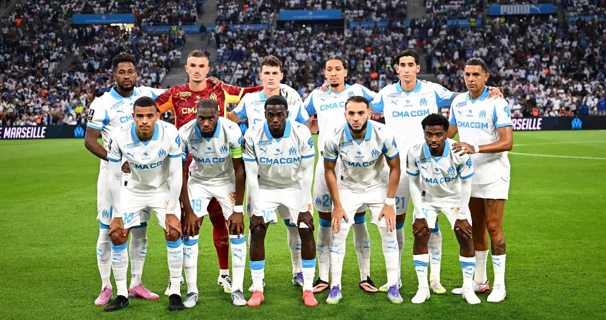 Équipe de l'Olympique de Marseille posant sur le terrain Équipe de l'Olympique de Marseille posant sur le terrain
