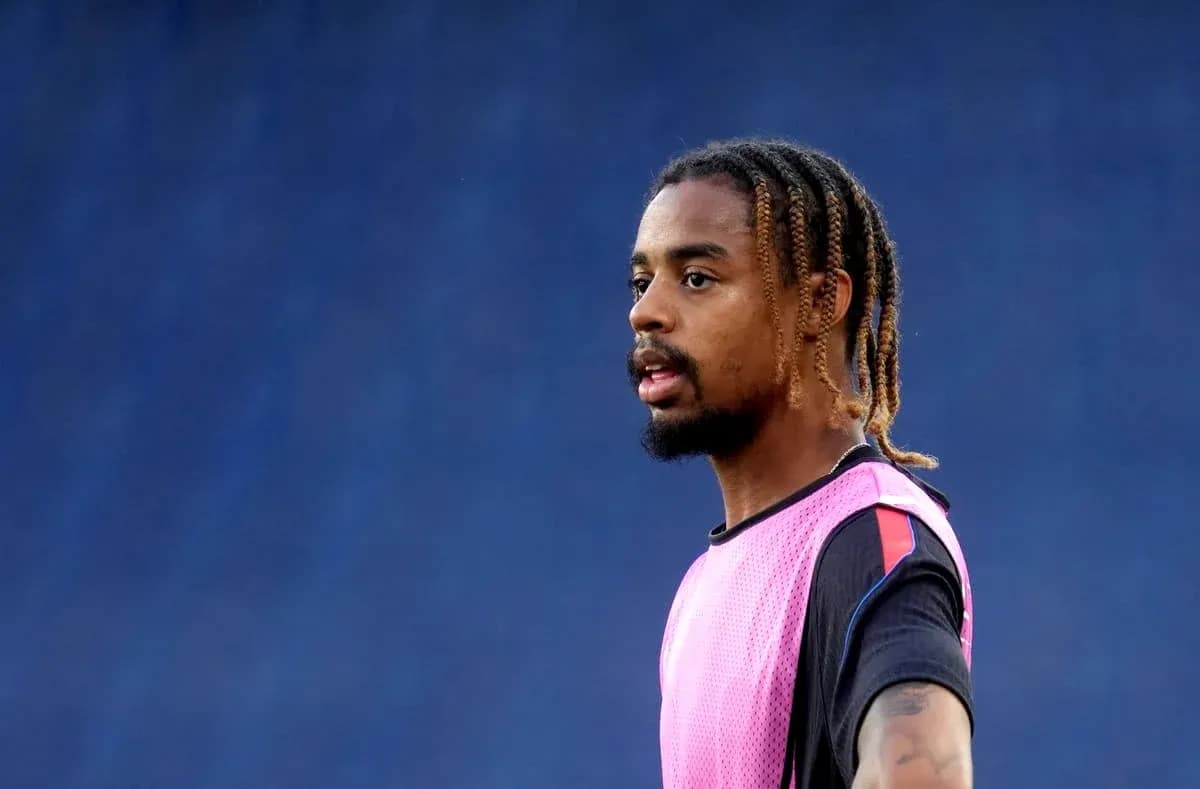 Joueur en survêtement rose lors d'un entraînement Joueur en survêtement rose lors d'un entraînement