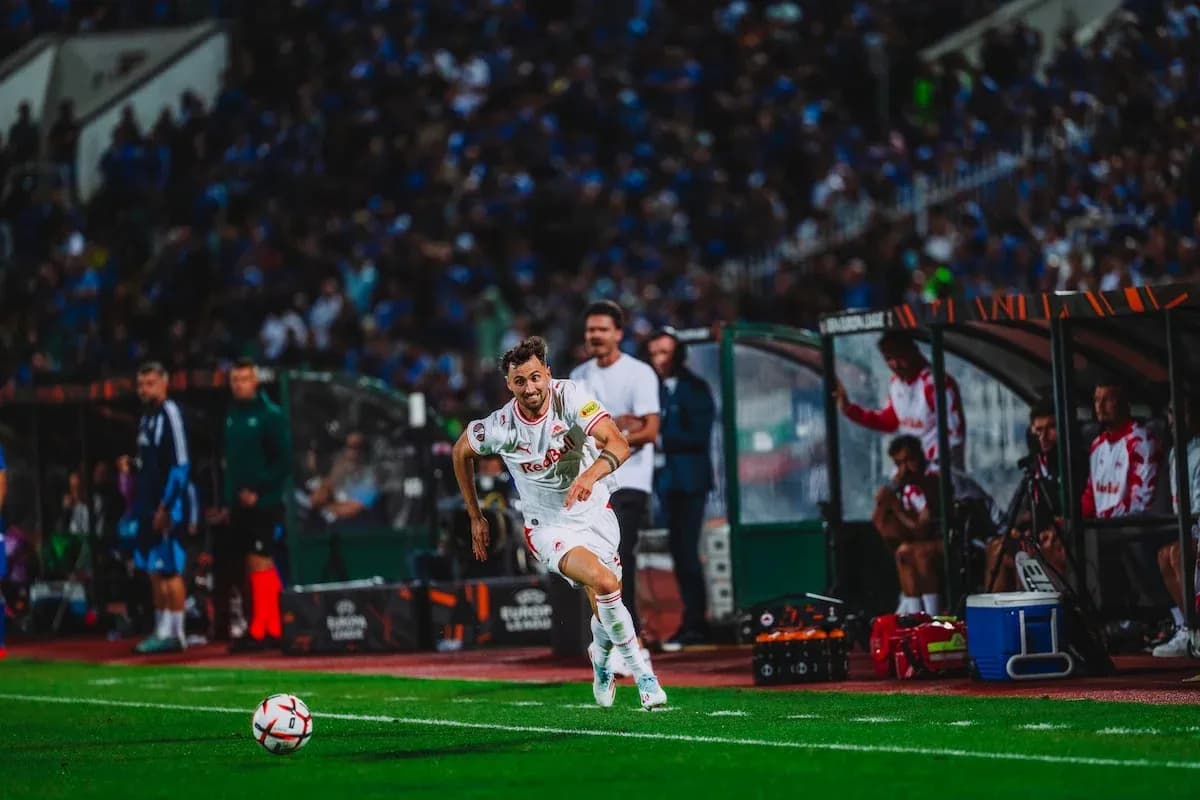 Joueur de Red Bull Salzburg en action Joueur de Red Bull Salzburg en action