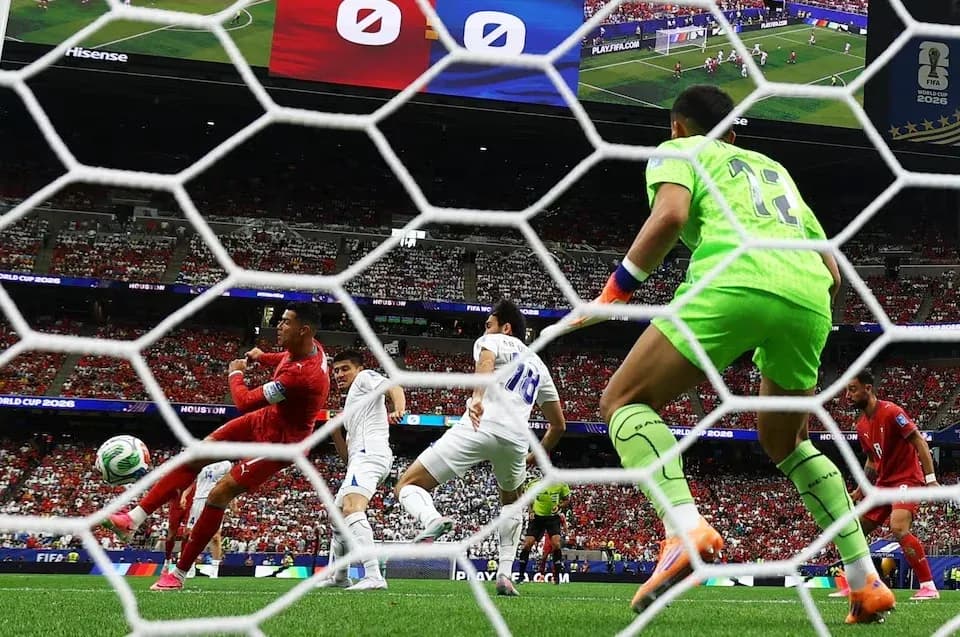 Joueurs en action lors d'un match de football Joueurs en action lors d'un match de football
