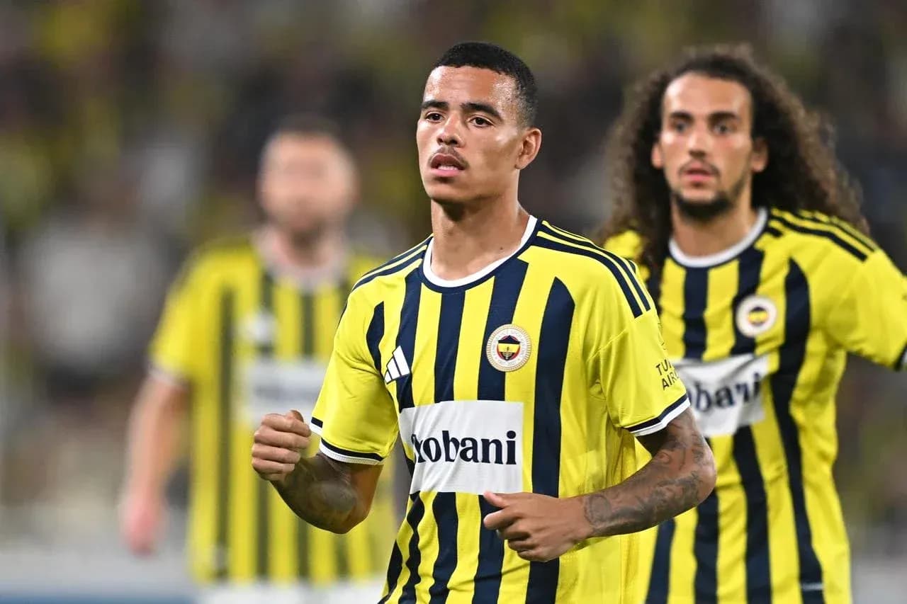 Joueurs de Fenerbahçe en action pendant le match Joueurs de Fenerbahçe en action pendant le match