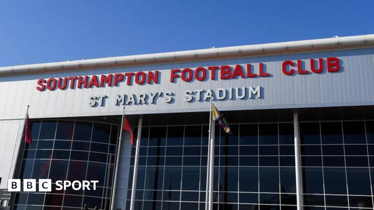 Façade de St Mary's Stadium avec le nom du club Façade de St Mary's Stadium avec le nom du club