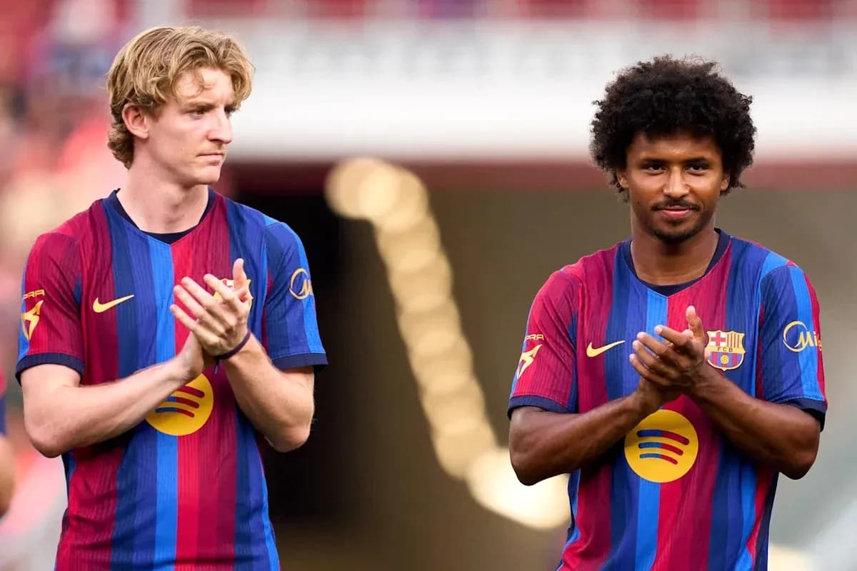 Deux joueurs applaudissant en tenue du FC Barcelone Deux joueurs applaudissant en tenue du FC Barcelone