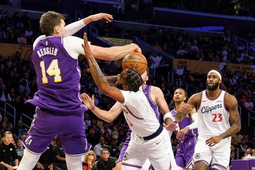 Joueur dribblant le ballon pendant un match de basket Joueur dribblant le ballon pendant un match de basket