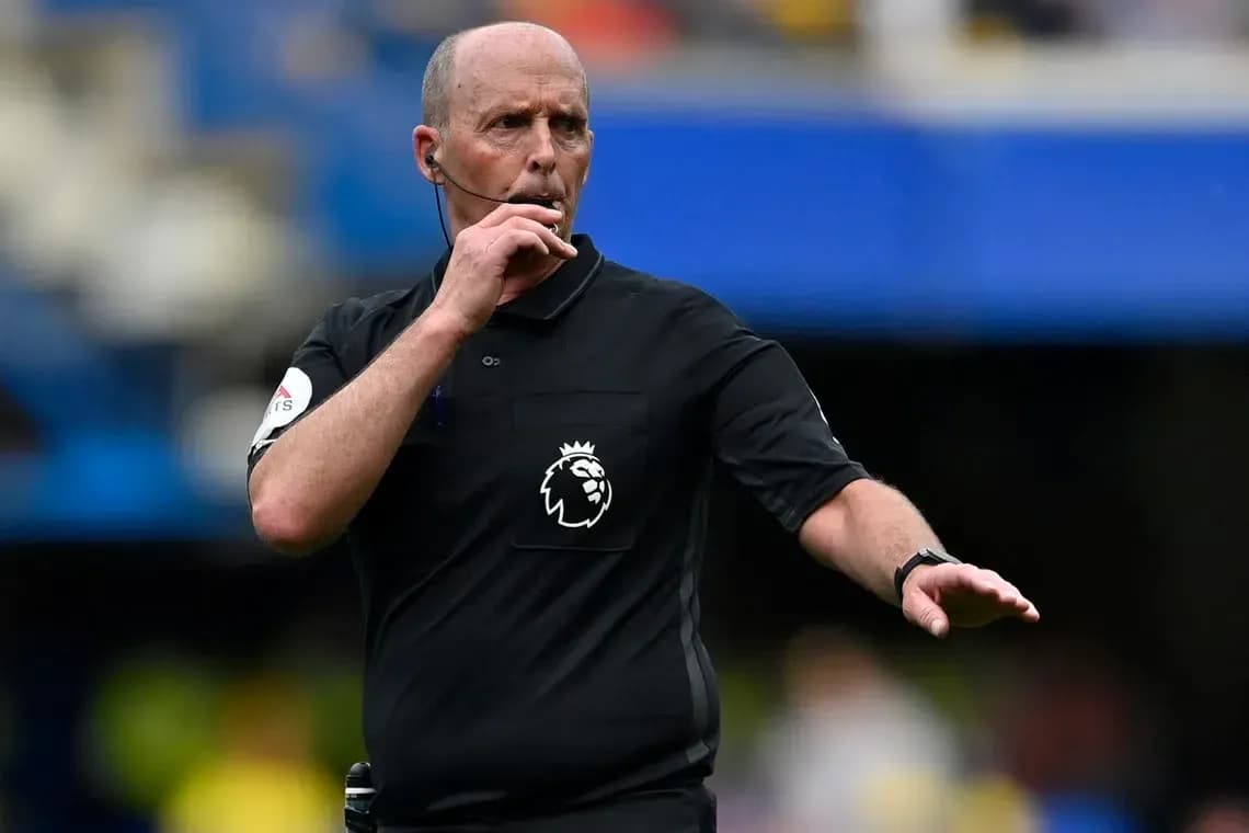 Arbitre signalant une décision sur le terrain Arbitre signalant une décision sur le terrain