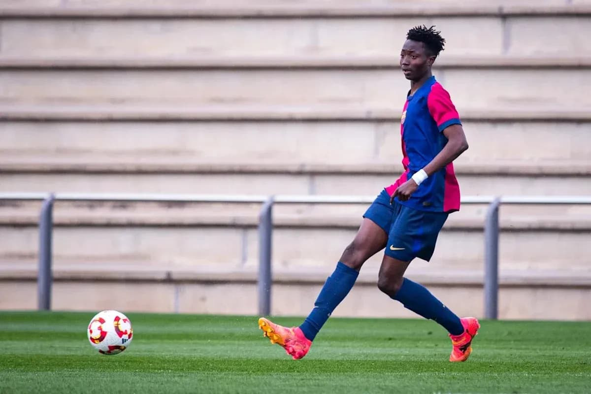 Joueur de football en train de dribbler le ballon Joueur de football en train de dribbler le ballon