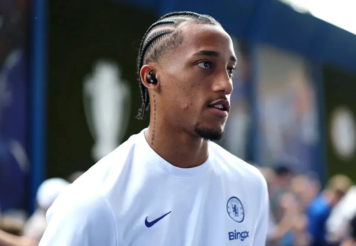 Joueur portant un maillot de Chelsea à l'entrée du stade Joueur portant un maillot de Chelsea à l'entrée du stade