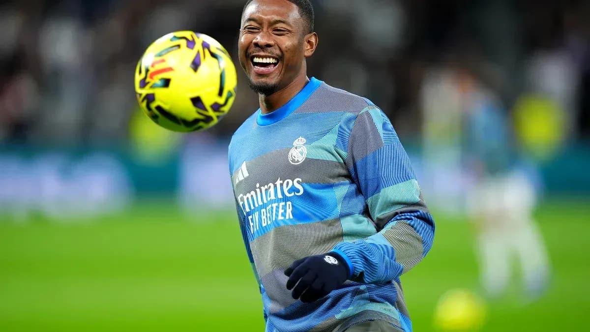 Joueur de football s'entraînant avec un ballon Joueur de football s'entraînant avec un ballon