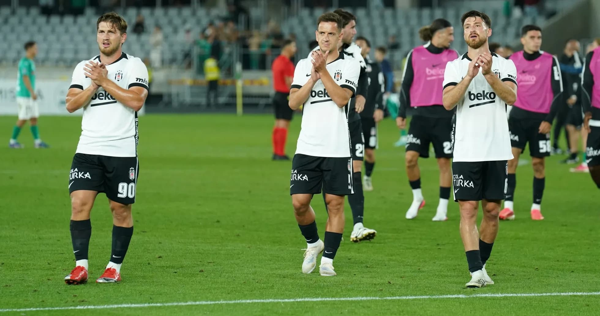Joueurs de Beşiktaş applaudissant après le match Joueurs de Beşiktaş applaudissant après le match