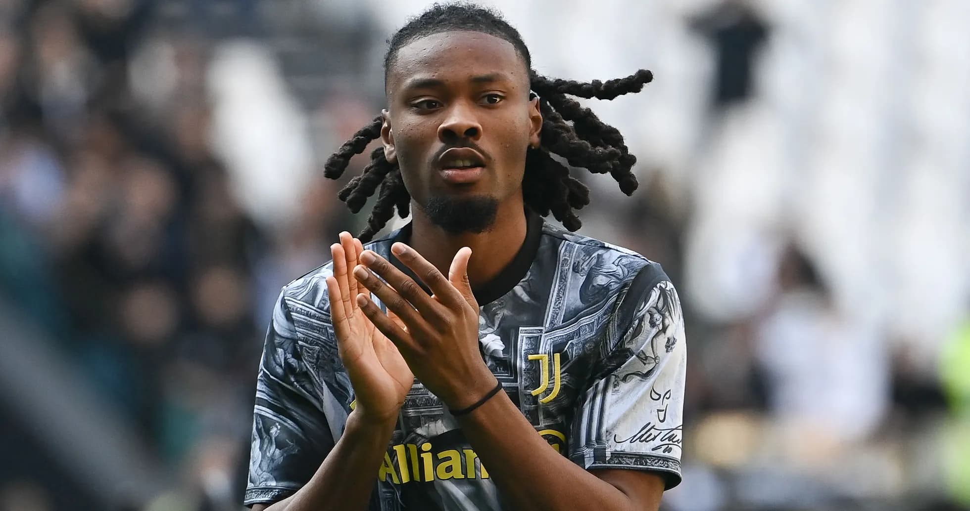 Joueur de la Juventus applaudissant le public Joueur de la Juventus applaudissant le public