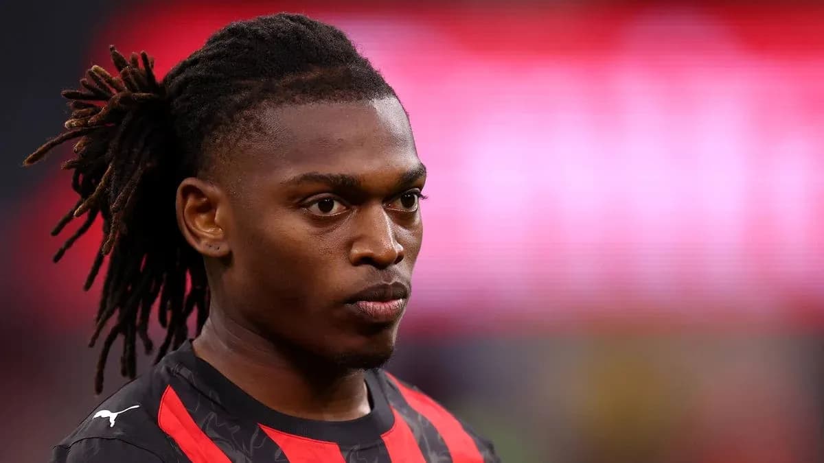 Joueur avec des dreadlocks en tenue de football Joueur avec des dreadlocks en tenue de football