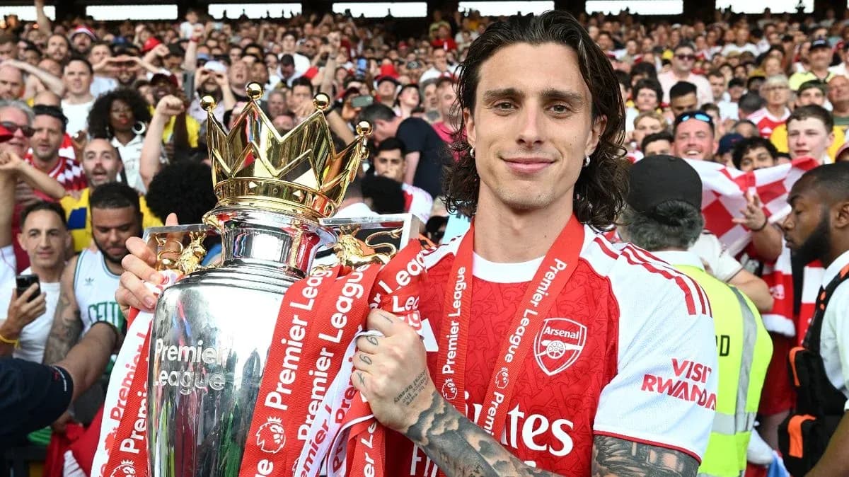 Joueur tenant le trophée de la Premier League avec supporters Joueur tenant le trophée de la Premier League avec supporters