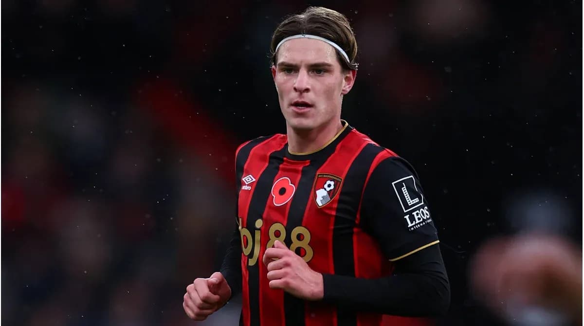 Joueur d'AFC Bournemouth en maillot rouge et noir Joueur d'AFC Bournemouth en maillot rouge et noir