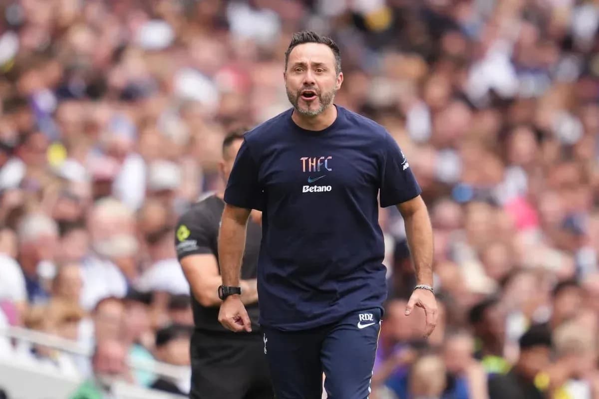 Entraîneur de Tottenham donnant des instructions sur le terrain Entraîneur de Tottenham donnant des instructions sur le terrain