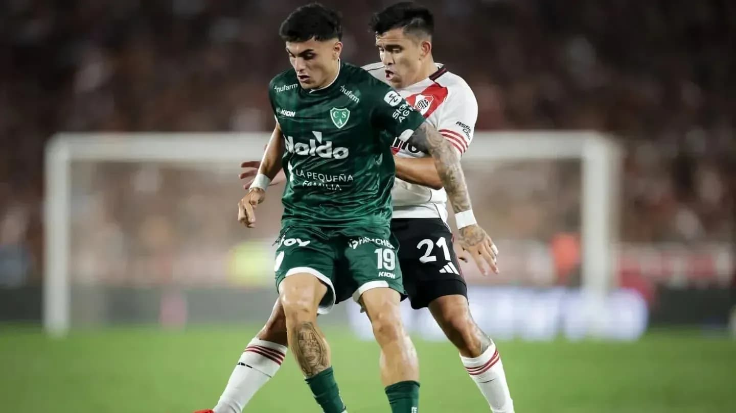 Joueurs de Sarmiento et River Plate en action Joueurs de Sarmiento et River Plate en action