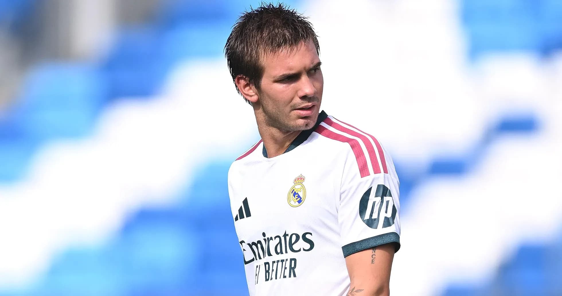Joueur de Real Madrid sur le terrain d'entraînement Joueur de Real Madrid sur le terrain d'entraînement