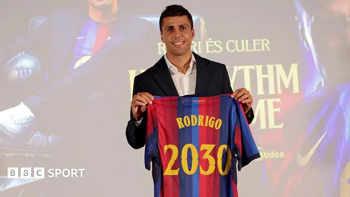 Joueur présentant son maillot du FC Barcelone Joueur présentant son maillot du FC Barcelone