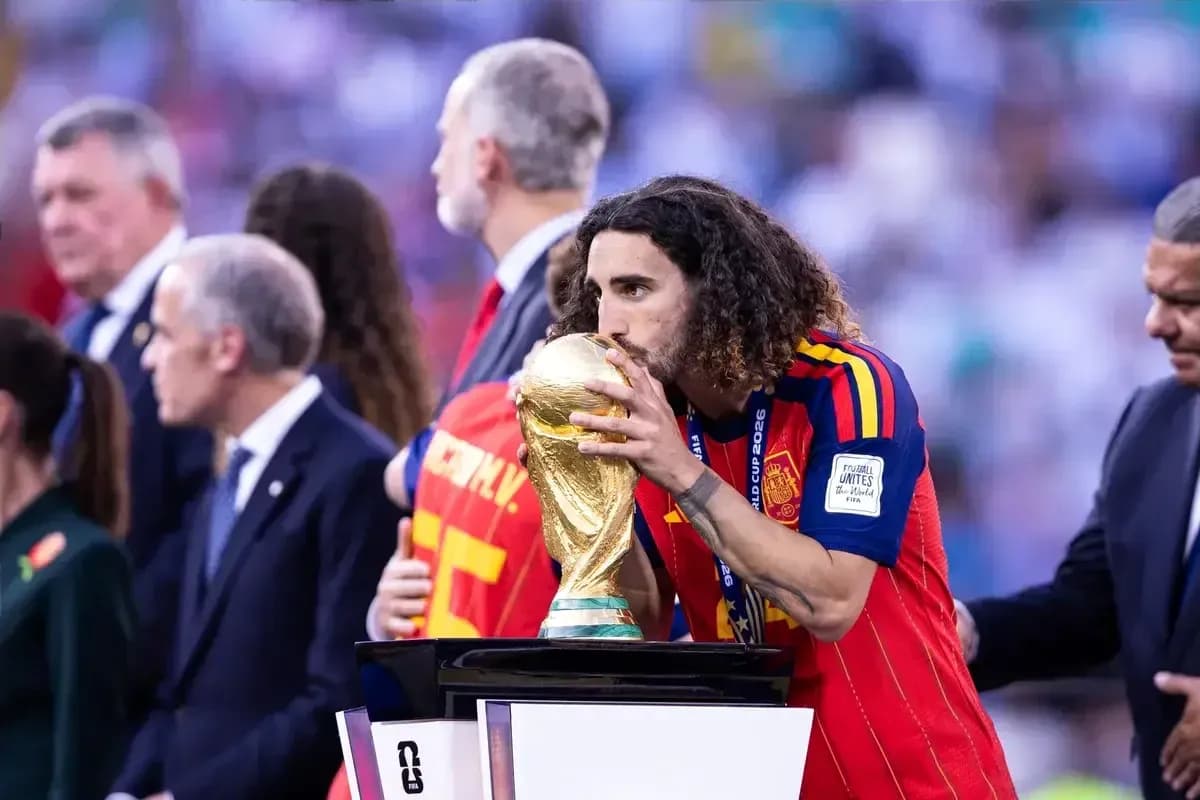 Joueur embrassant le trophée de la Coupe du Monde Joueur embrassant le trophée de la Coupe du Monde