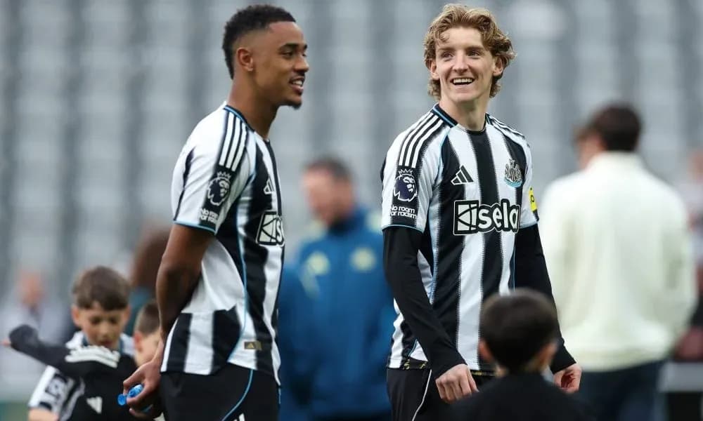 Joueurs de Newcastle discutant avant le match Joueurs de Newcastle discutant avant le match