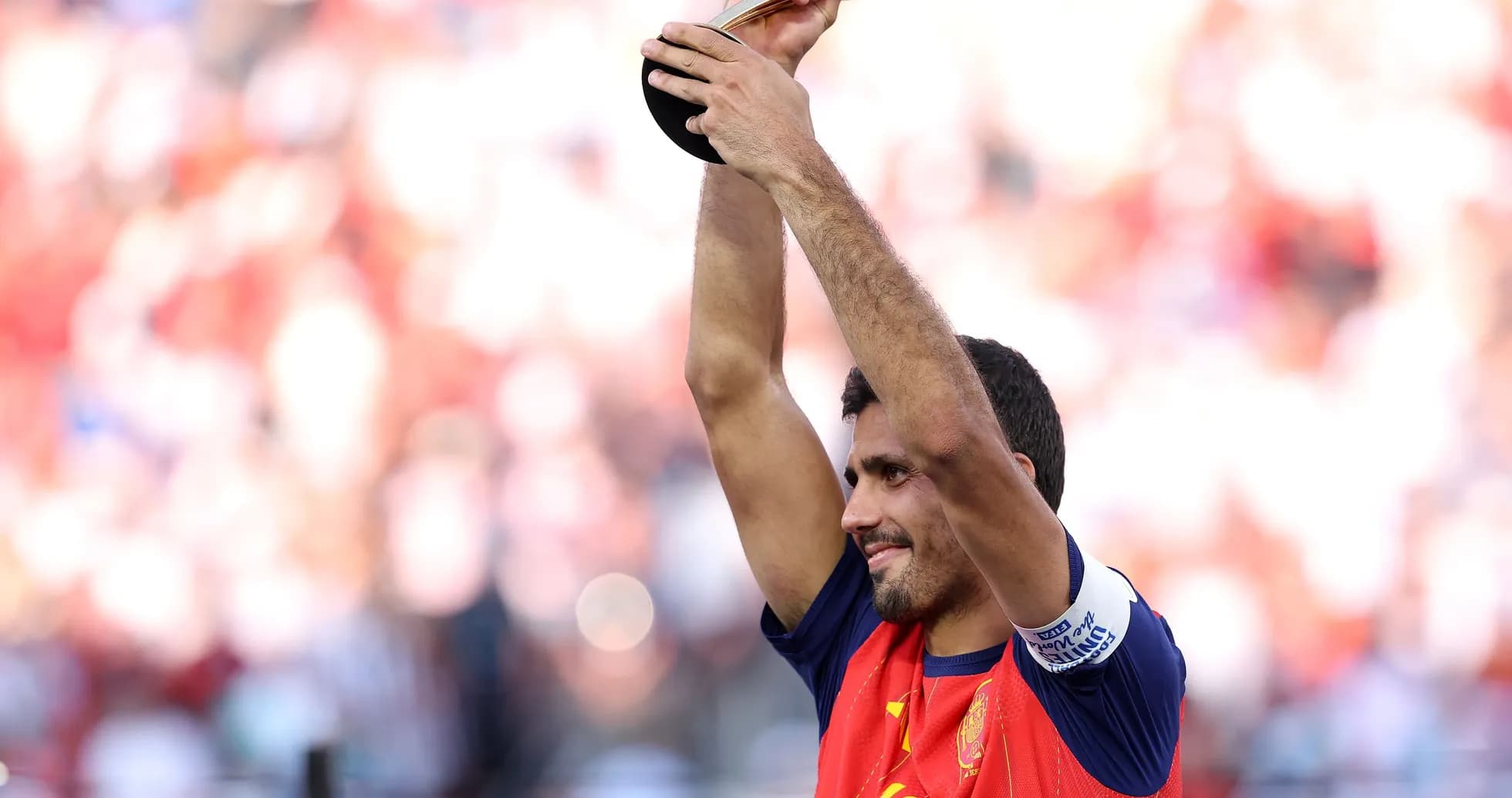 Joueur levant un trophée lors de la célébration Joueur levant un trophée lors de la célébration
