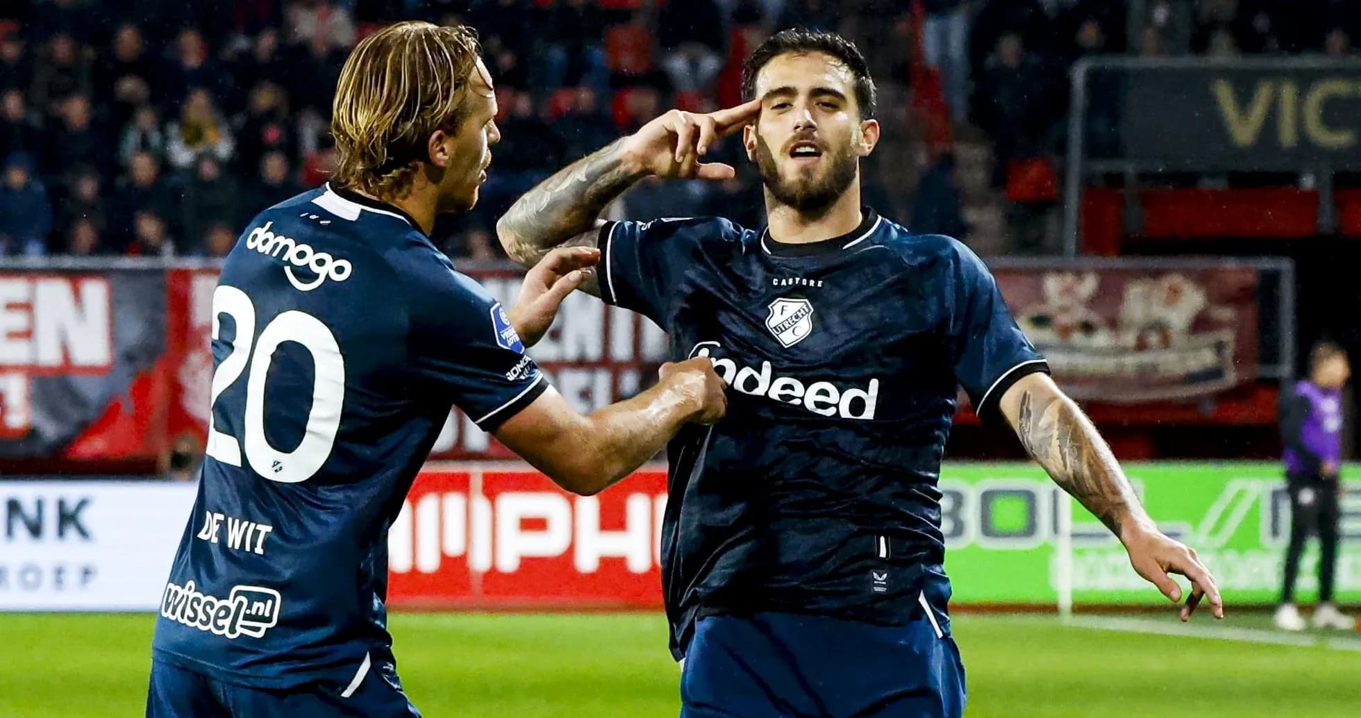 Joueurs d'Utrecht célébrant un but ensemble Joueurs d'Utrecht célébrant un but ensemble