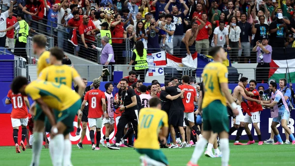 Joueurs célébrant avec des supporters après le match Joueurs célébrant avec des supporters après le match