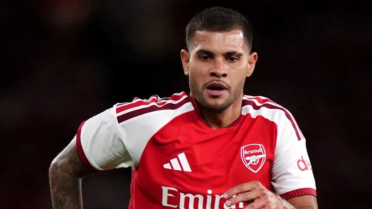 Joueur d'Arsenal courant sur le terrain Joueur d'Arsenal courant sur le terrain