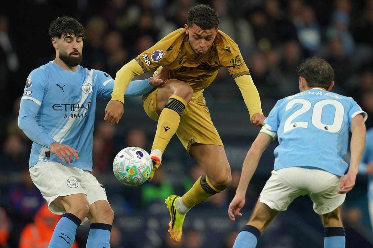 Un joueur de Crystal Palace en action contre Manchester City Un joueur de Crystal Palace en action contre Manchester City